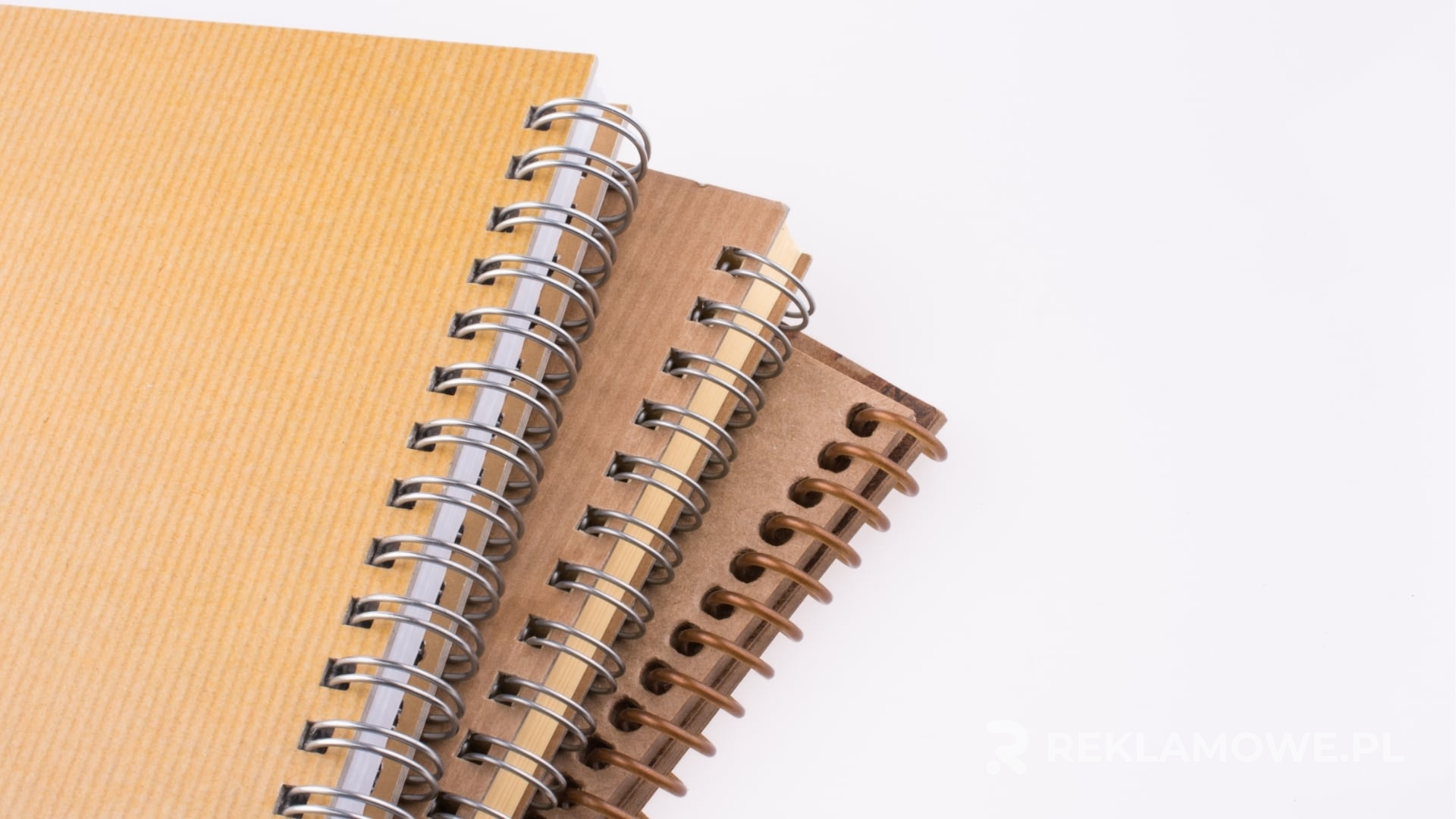 Ekologiczne notatniki reklamowe na biurku