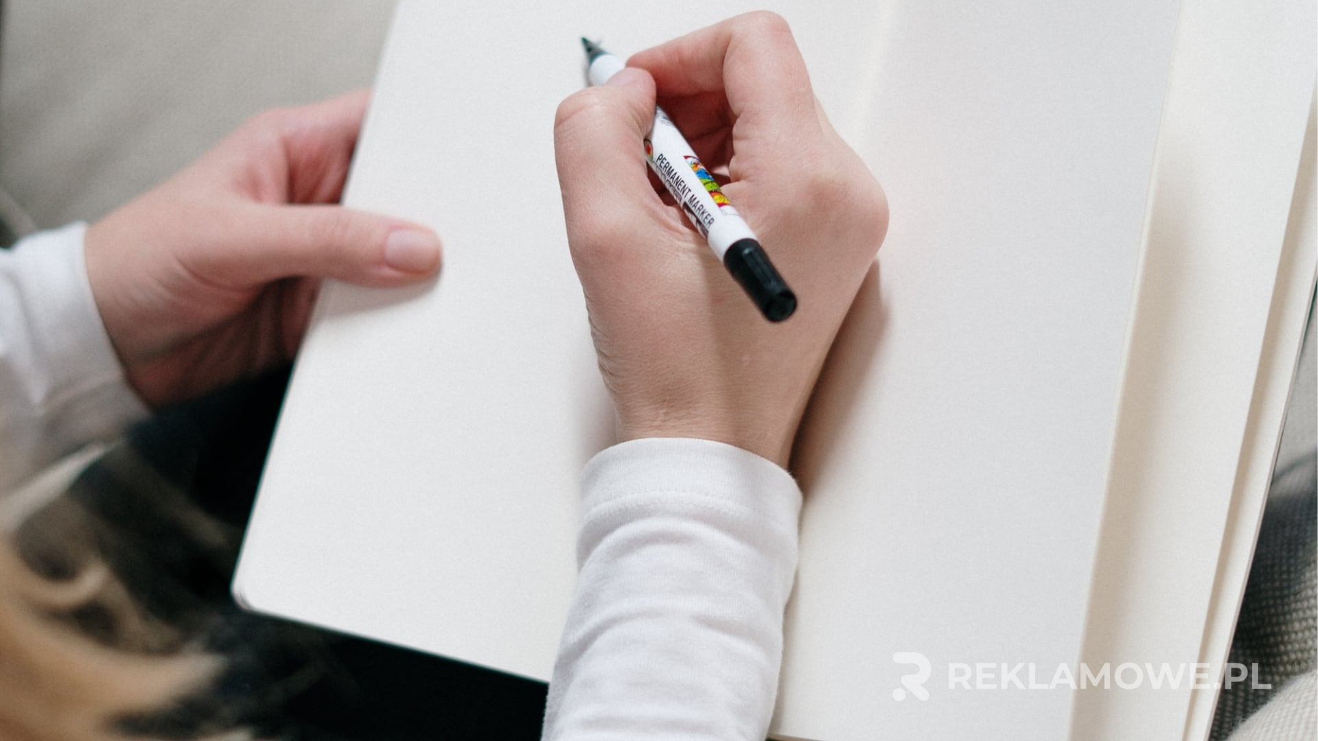 Ekologiczne notatniki reklamowe i odpowiedzialność marki Ekologiczny notatnik reklamowy umieszczony na biurku