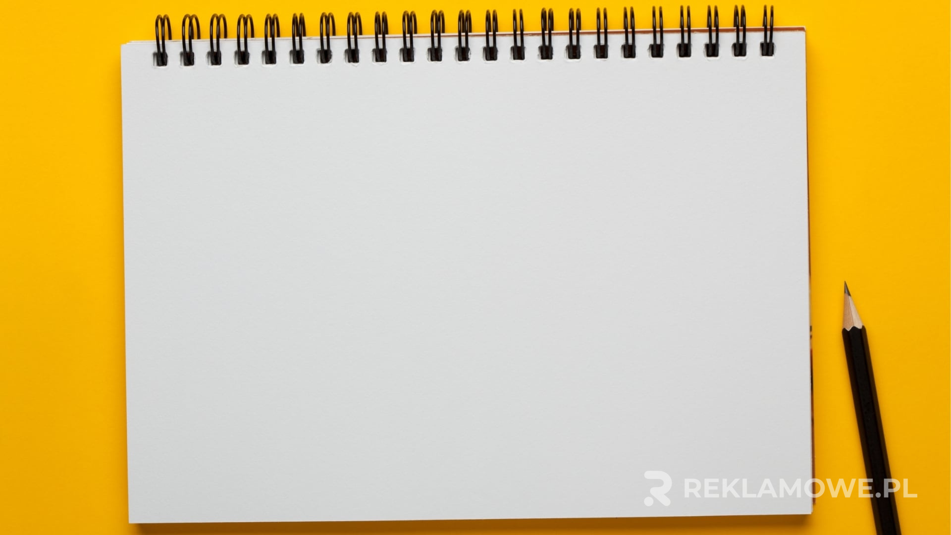 Stary i nowoczesny notatnik reklamowy na biurku