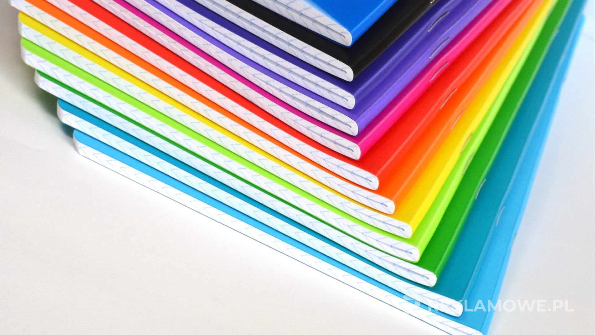 Otwarty notatnik reklamowy na biurku