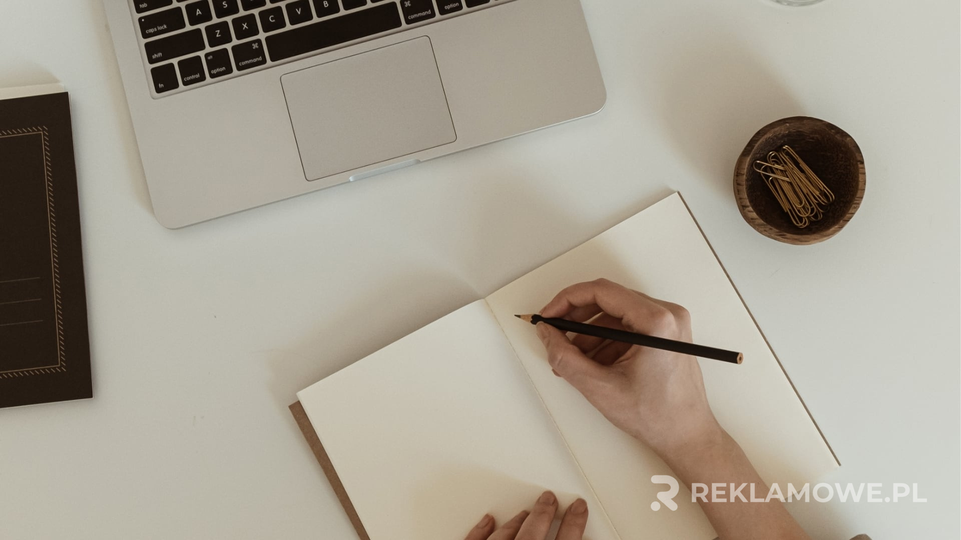 Korzyści używania notatników reklamowych Notatnik reklamowy na biurku