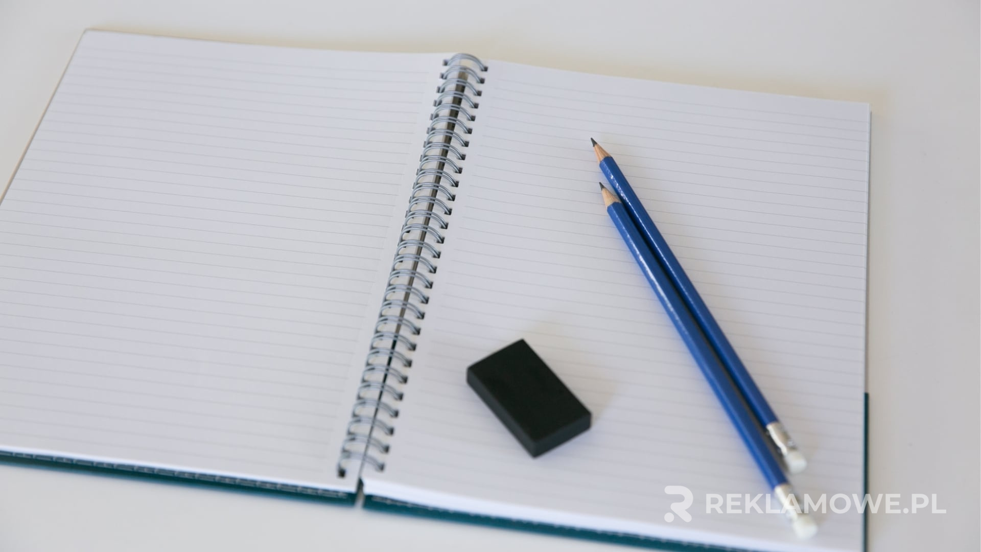 Notatnik reklamowy na biurku