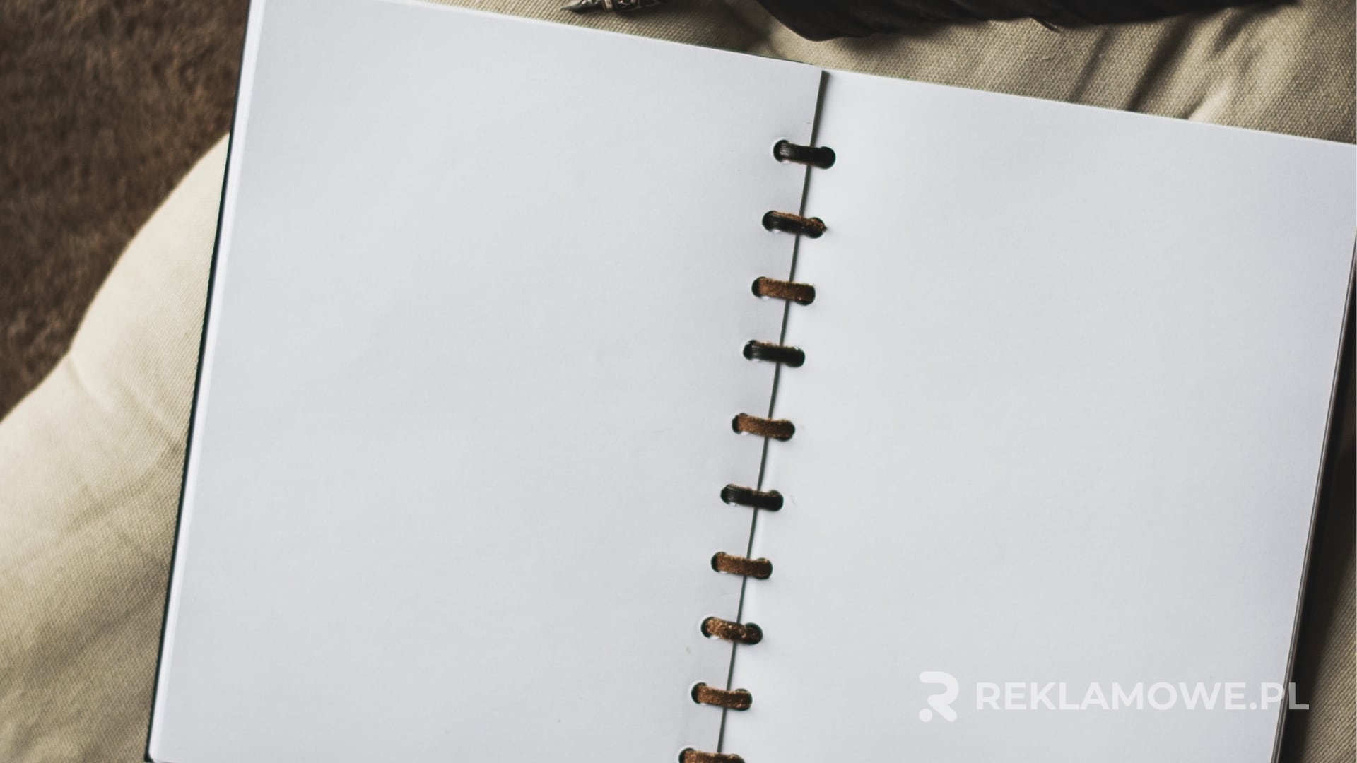 Notatnik reklamowy na biurku