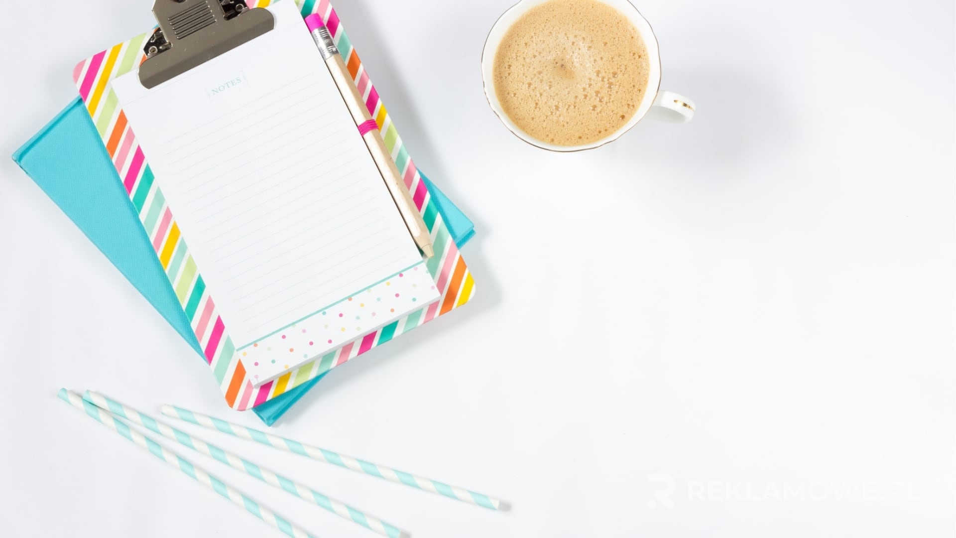 Stos notatników reklamowych na stole konferencyjnym