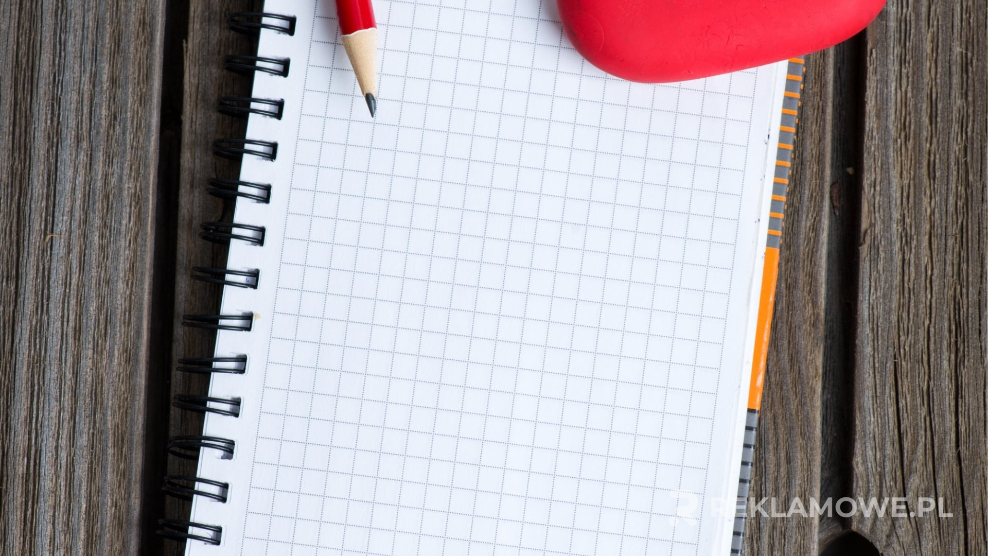 Unikalny notatnik reklamowy na biurku